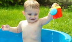 6 idées de jeux d'eau pour les bébés